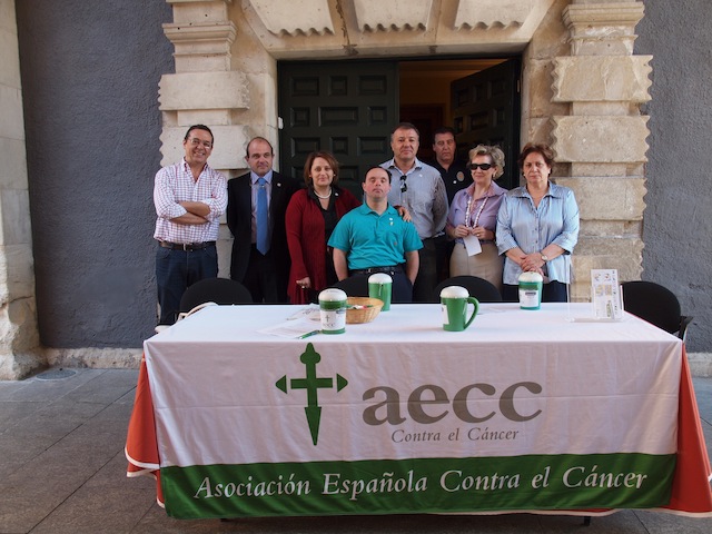 Miembros de la Corporación visitan la mesa de cuestación de la AECC en la Plaza Mayor